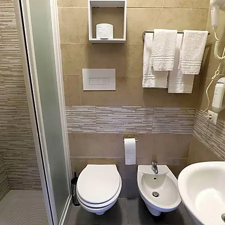 Leonardo Da Vinci Hotel *